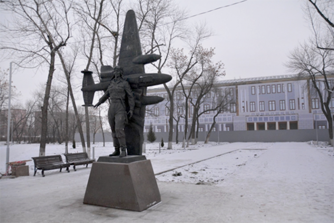 Памятник Герою Советского союза Марине Расковой в Энгельсе