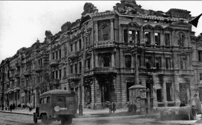 Город Николаев, разрушенный немцами. По улице мчится штабной автобус ГАЗ-05-193. Март 1944 г.