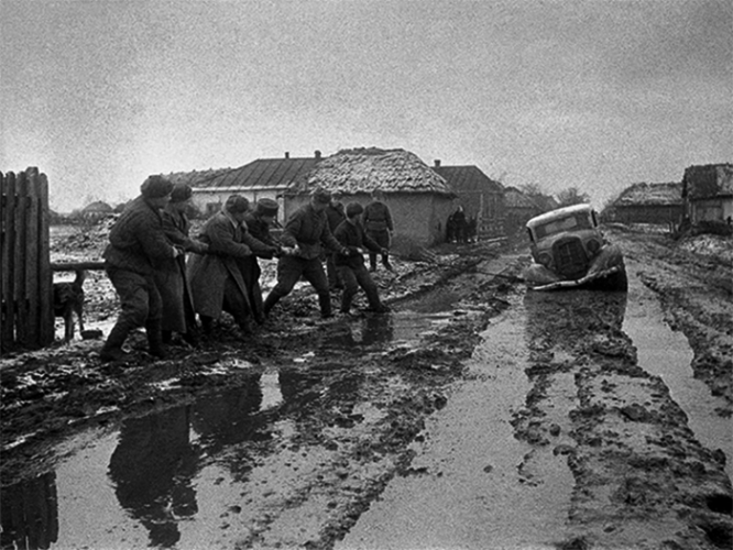 В полосе действий армии была только одна сносная дорога с булыжным покрытием, но, отходя, немцы разрушили и заминировали ее