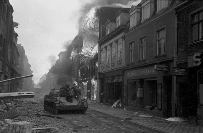 Советская САУ СУ-76М на улице горящего Данцига. Март 1945 г.