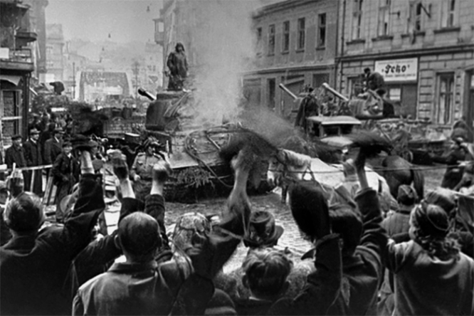 В 1945 году советские войска после ожесточенных боев и глубокого обходного маневра освободили от немецко-фашистских захватчиков столицу Словакии Братиславу