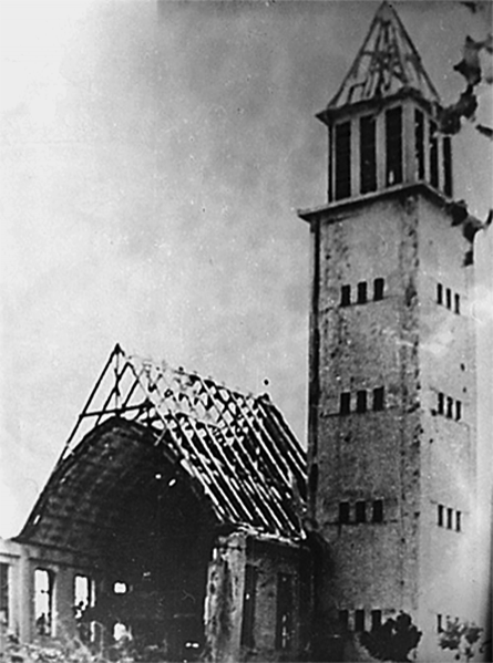 Разрушенная бомбардировками церковь. Нове Замки, март 1945 г.