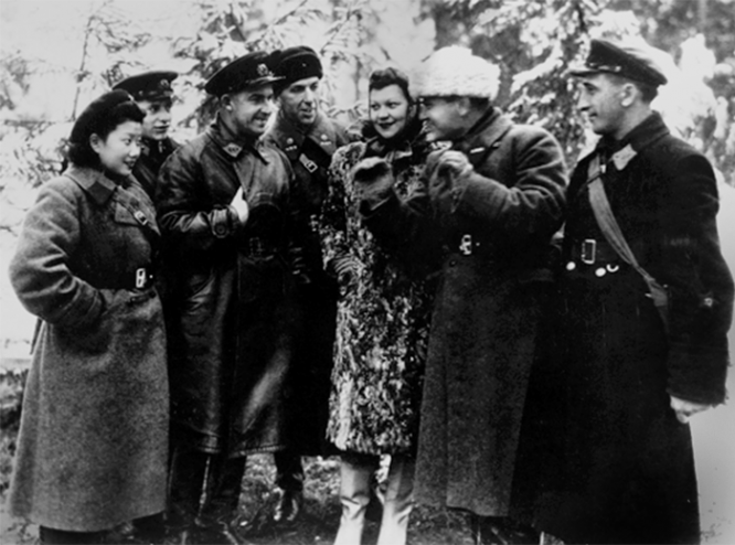 Клавдия Ивановна Шульженко и участники концертной фронтовой бригады. 1942 г.