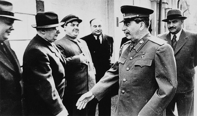 Лаврентий Берия руководил деятельностью спецкомитетом по созданию атомной бомбы