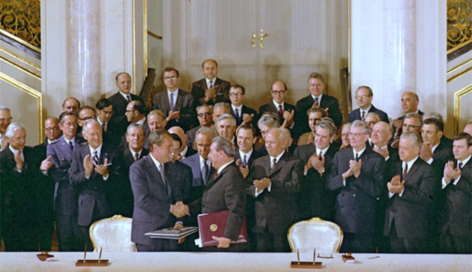 Подписание Генеральным секретарем ЦК КПСС Л. И. Брежневым и Президентом США Р. М. Никсоном в Кремле договора между СССР и США об ограничении систем противоракетной обороны. Москва 26 мая 1972 г.