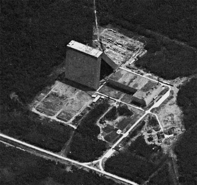 Снимок американского разведывательного спутника KH-7. В июне 1967 года он заснял элемент системы А-35 на станции ПРО промышленных районов Москвы в Кубинке
