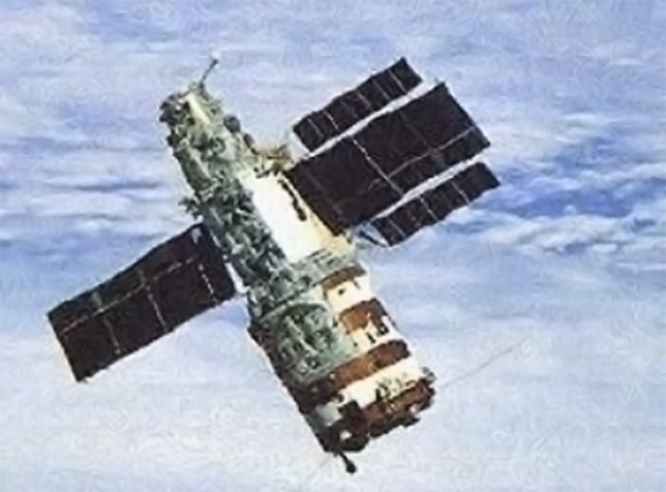 Орбитальная станция «Салют 7». Такой ее увидел экипаж приближающегося «Союза Т-13»