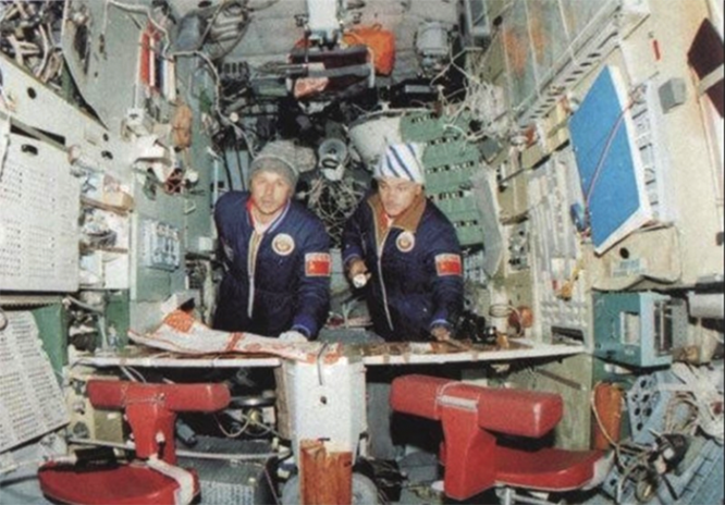 В. Джанибеков и В. Савиных докладывают из недавно восстановленной орбитальной станции «Салют-7»