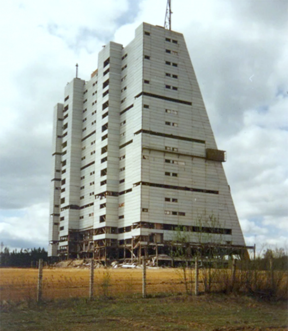 РЛС Дарьял-УМ в военном городке Скрунда-1 в Латвии. В начале мая 1995 года здание приёмной установки «Дарьял» было взорвано американской компанией «Controlled Demolition, Inc