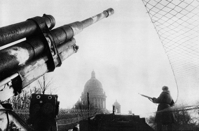 Зенитное орудие недалеко от Исаакиевского собора в блокадном Ленинграде