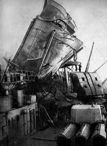 Повреждения, полученные крейсером в результате попадания бомбы в апреле 1942 г.