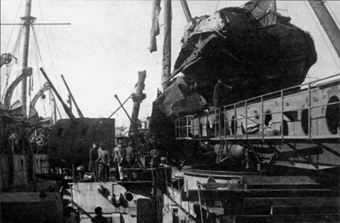 Поврежденный крейсер «Киров», 1942 г.