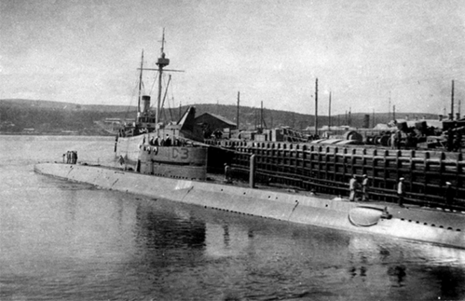 Подводная лодка Д-3 «Красногвардеец» у причала в Мурманске, 1930-е годы
