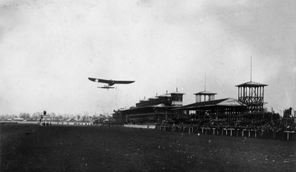Полет аэроплана «Блерио-IX» летчика Гюйо на Коломяжском ипподроме 1 ноября 1909 г.