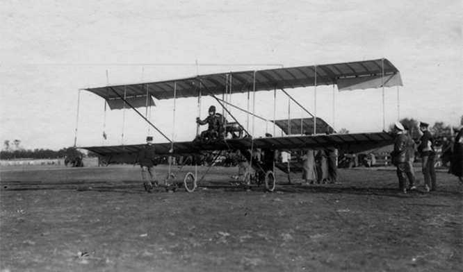 Полет летчика Л. М. Мациевича. Вид аэроплана «Фарман» перед взлетом, 1910 г.