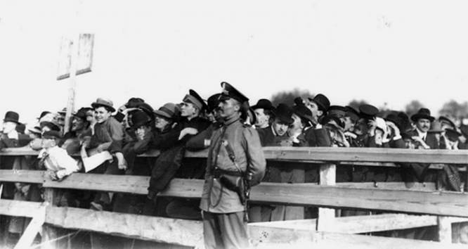 Зрители, наблюдающие за полетами на 1-м Всероссийском празднике воздухоплавания на Комендантском аэродроме, 8 сентября 1910 г.