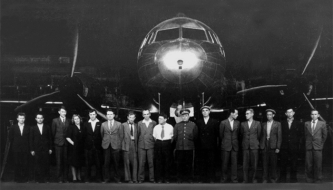 С. В. Ильюшин (седьмой справа) среди сотрудников ОКБ и опытного производства, принимавших участие в создании самолета Ил-12. Выкатка из цеха первого опытного самолета Ил-12 с дизельными двигателями АЧ-31. 1945 г.