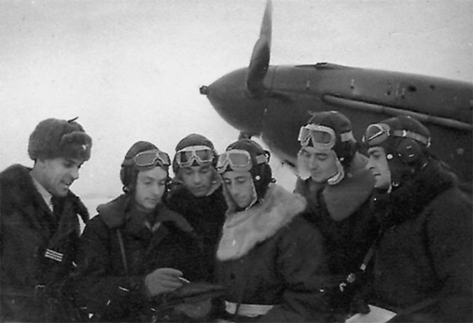 Капитан Друзенков П. И. знакомит группу летчиков «Сражающаяся Франция» эскадрилья «Нормандия – Неман» с маршрутом предстоящего боевого полета. 1942 г.