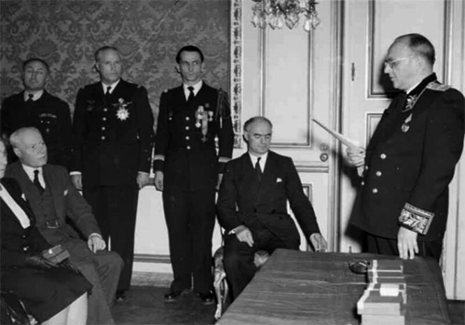 Посол Советского Союза во Франции Александр Богомолов (крайний справа) зачитывает указ Президиума Верховного совета СССР о награждении летчиков авиаполка «Нормандия-Неман», Париж, октябрь 1944 г.
