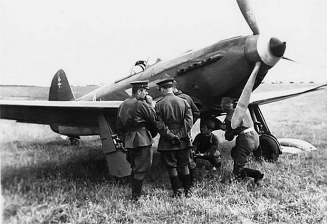 Самолет-истребитель Як-3 полка Нормандия-Неман на аэродроме Штутгарта проходит техобслуживание советскими техниками перед перегоном во Францию