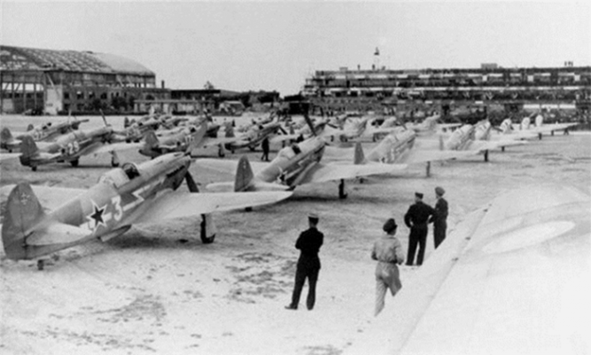 Истребители Як-3 авиаполка «Нормандия-Неман» в полном составе на аэродроме Ле Бурже, лето 1945 г.