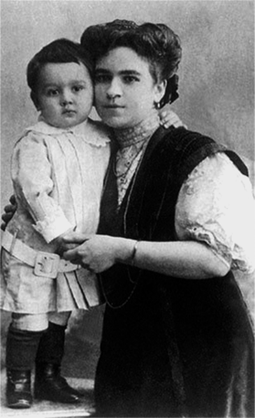 Нина Владимировна Яковлева с трёхлетним сыном Сашей