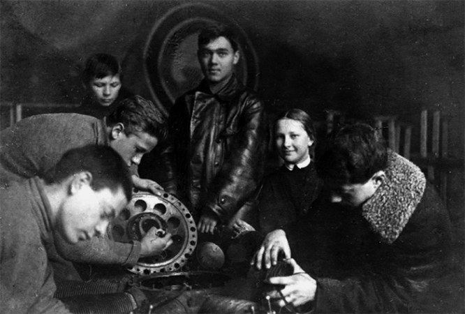 Александр Яковлев (в центре) со своими товарищами изучает авиационный мотор в школьном кружке «Юных друзей воздушного флота», 1923 г.