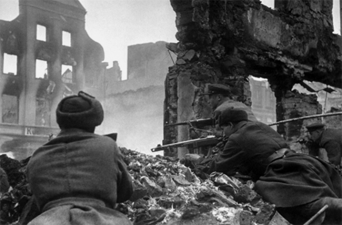 Советские бойцы ведут уличный бой на окраине Кёнигсберга. Апрель 1945 г. Фото Д. Чернов