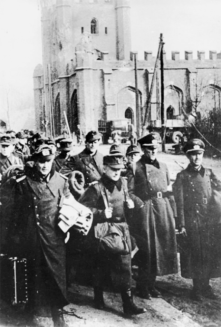 Пленные немецкие солдаты и офицеры у Королевских ворот Кёнигсберга
