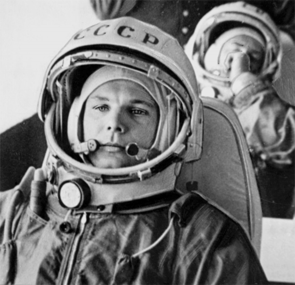 Гагарин с Титовым в автобусе на стартовой площадке. До взлета первого космонавта –  часа