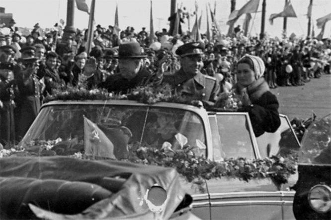 Гагарин едет по Москве на машине с открытом верхом