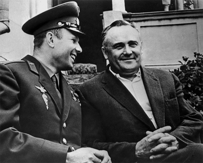 Юрий Гагарин и Сергей Королев после первого полета космонавта в космос