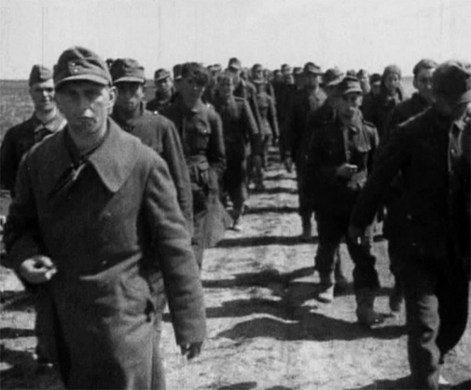 Немцы и румыны, которых взяли в плен под Джанкоем. Апрель 1944 г.