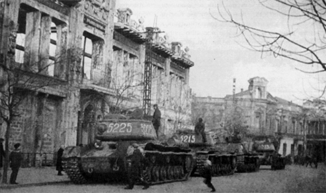 Советские танки на улице Симферополя. 13 апреля 1944 г.