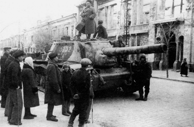 СУ-152 1824-го тяжелого самоходно-артиллерийского полка в Симферополе. 13 апреля 1944 г.