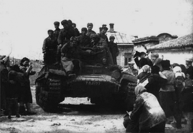 Жители освобожденной Феодосии встречают советских танкистоа. 13 апреля 1944 г.