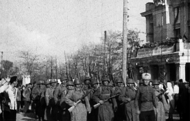 Советские солдаты маршируют по освобожденной Евпатории. 13 апреля 1944 г.