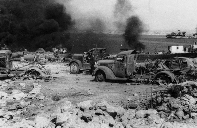Уничтоженная немецкая техника на берегу Казачьей бухты в Севастополе. Май 1944 г.