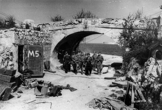 Бойцы морской пехоты у арки Приморского бульвара в освобожденном Севастополе. Май 1944 г.