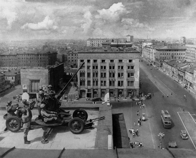Расчет советской 37-мм автоматической зенитной пушки 61-К на крыше здания Концертного зала имени П.И. Чайковского на площади Маяковского (современной Триумфальной площади) в Москве. 1943 г.