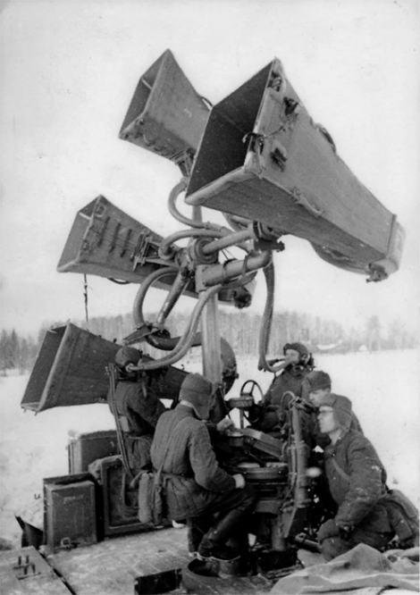 Расчет советского звукоулавливателя ЗТ-5 на позиции. Зима 1941–1942 гг.