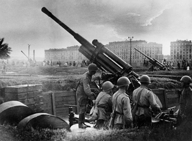 Солдаты готовят зенитные орудия к отражению налета немецких бомбардировщиков