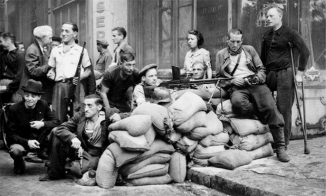 Бойцы французского движения сопротивления во время освобождения Парижа, 1944 г.