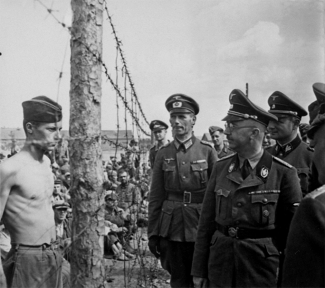 Гиммлер смотрит на советского военнопленного во время посещения концлагеря в Минске. Белоруссия август 1941 г.