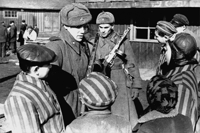 Советские солдаты общаются с детьми, освобожденными из Освенцима. Освенцим, Польша. Январь 1945 г.