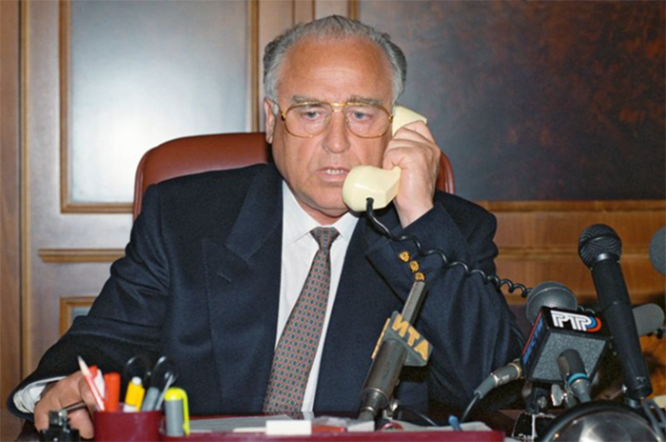 Премьер Виктор Черномырдин ведет переговоры с террористом Шамилем Басаевым, 1995 г.