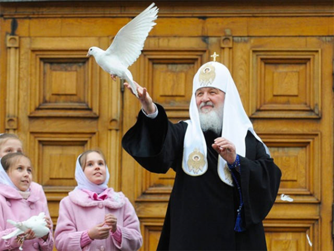 Патриарх Кирилл выпускает голубя на Благовещение