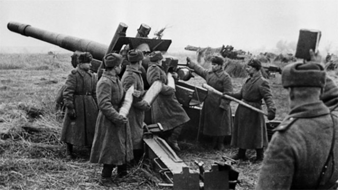 Батарея советских 152-мм гаубиц на подступах к Берлину, апрель 1945 г.