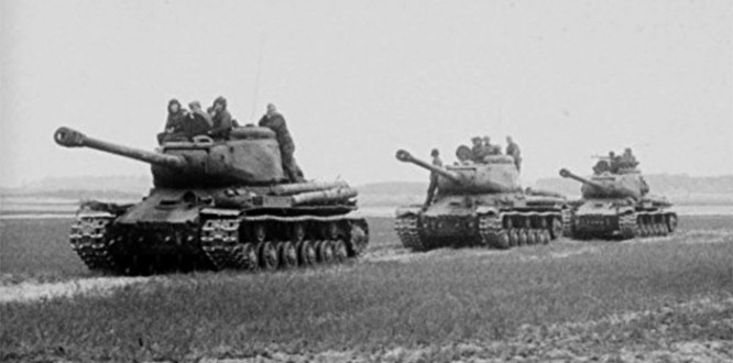 Колонна советских тяжелых танков ИС-2 под Берлином. Апрель 1945 года