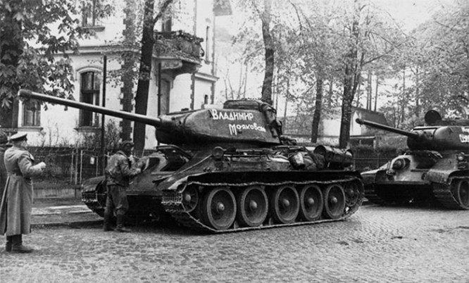 Колонна советских танков Т-34-85 на одной из улиц в пригороде Берлина